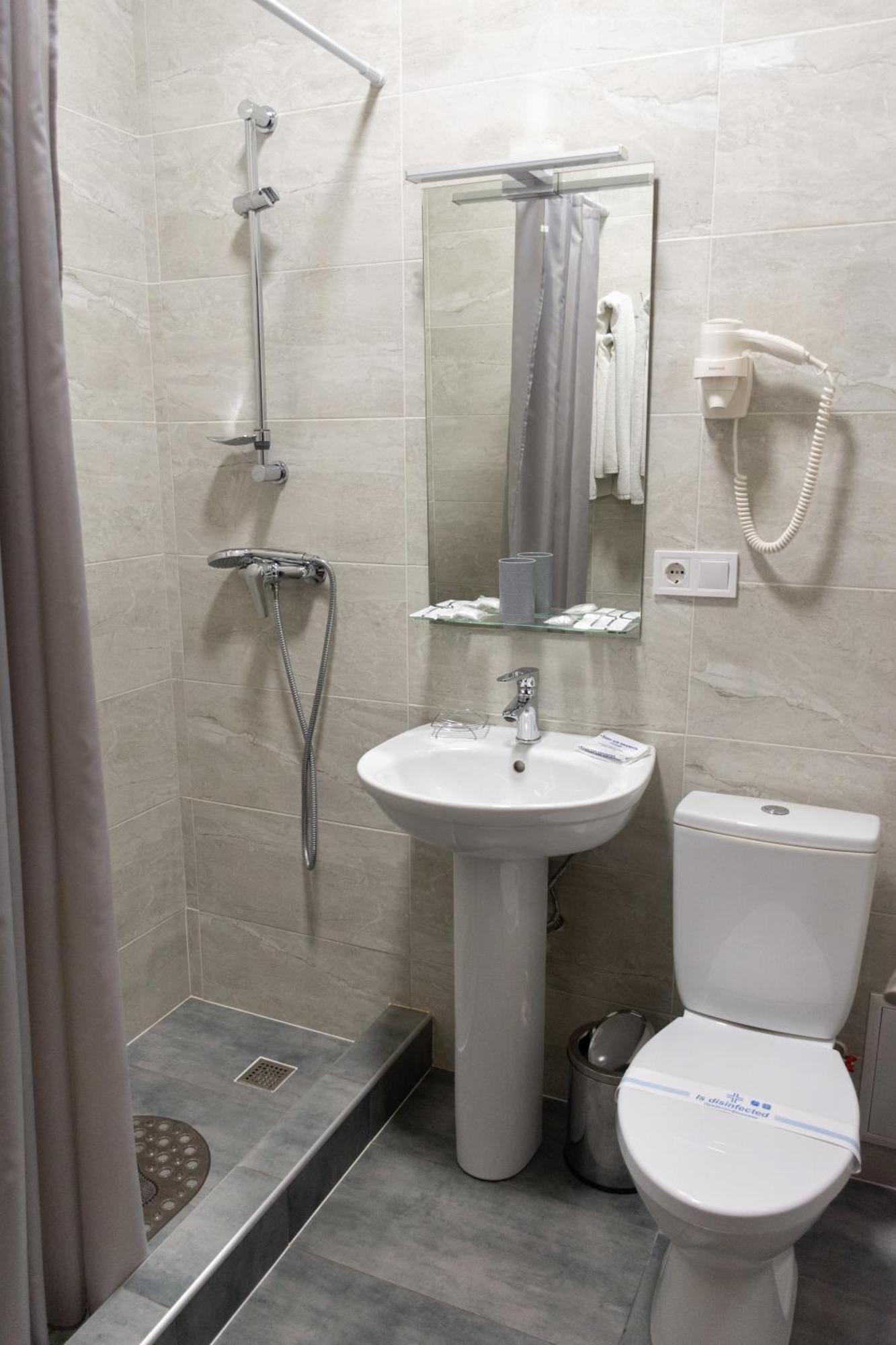 Kremin Hotel เครเมนชุก ภายนอก รูปภาพ
