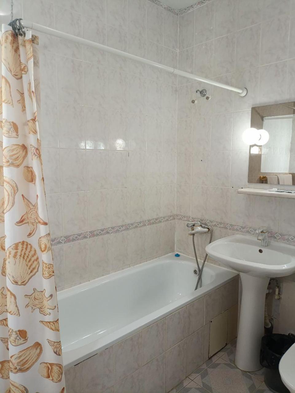 Kremin Hotel เครเมนชุก ภายนอก รูปภาพ