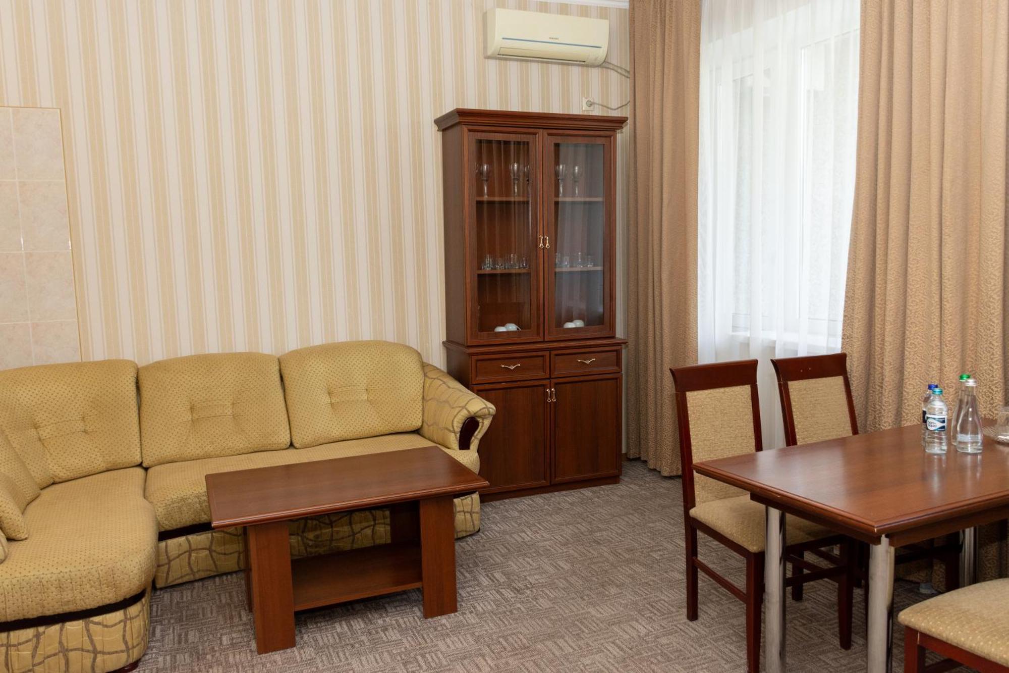 Kremin Hotel เครเมนชุก ภายนอก รูปภาพ